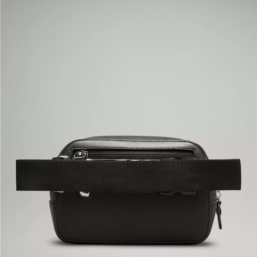 Lululemon Everywhere Belt Bag 1L Leather Alternative - Picture 2 of 9